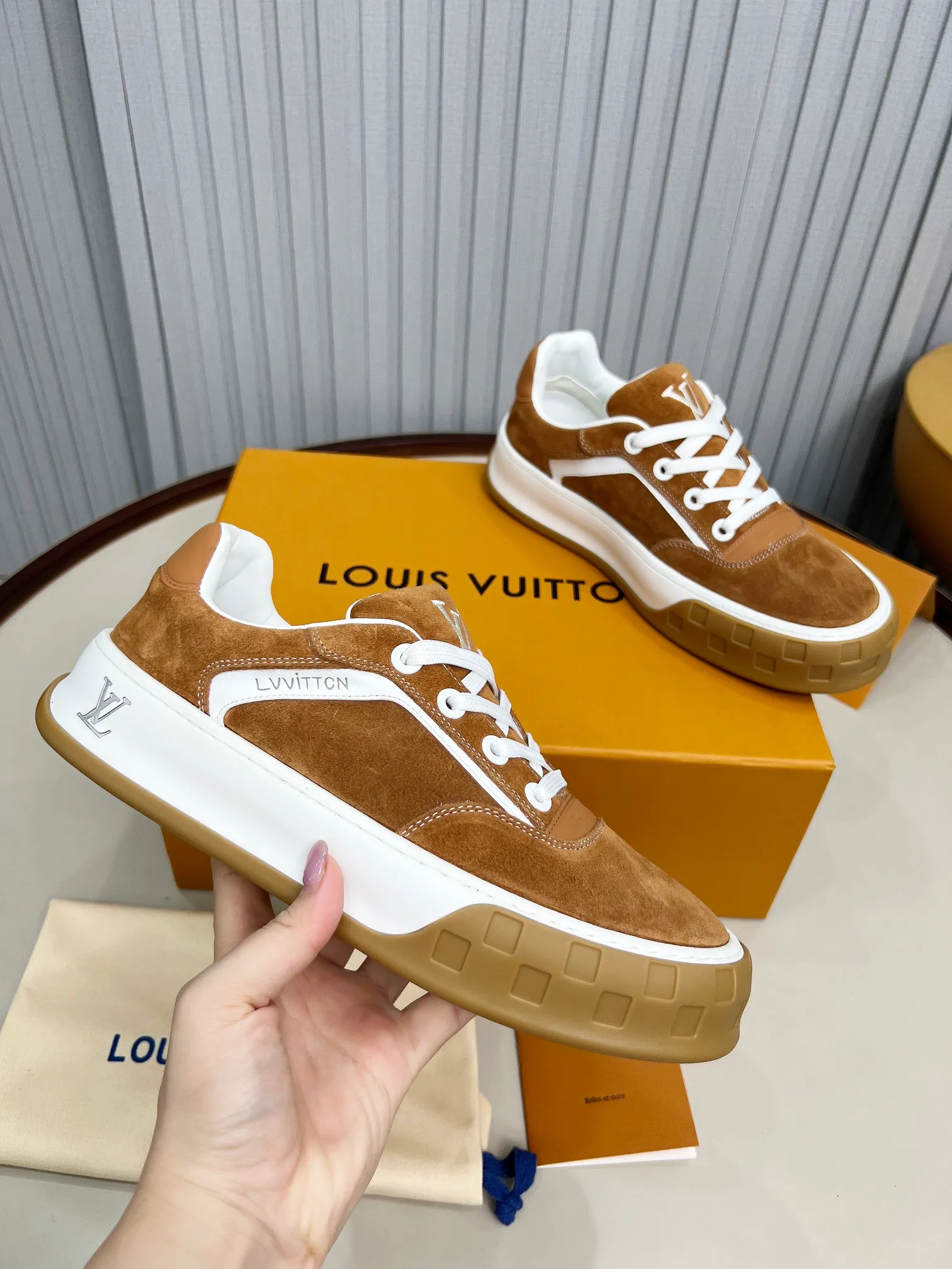 p620💰Men's shoes ❤️❤️❤️Top version LV-Louis Vuitton-Classic catwalk new style Air glue process·Original 1:1 development and reproduction! ! The upper foot is very comfortable. It is made of luxurious materials and fine workmanship. The midsole is printed with English letters "Made in Europe". The upper is made of calfskin imported from Italy. The side is decorated with the brand's LOGO and signature. The latest latex foot pads and mesh lining make the foot feel super comfortable. The original two-color TPU combination outsole is specially provided by the original factory. Bag technology Goodyear stitched edges Fabric: Exclusive custom first-layer cowhide Accessories: Exclusive private model Vuitton logo, lining: Customized silk mesh lining - first-layer silk cowhide lining Outsole: TPU combination outsole wear-resistant, non-slip and anti-yellowing Foot pads: new latex pads-mesh sweat-absorbent Counter technology: fully computerized sewing machine wire drawing Toe box back cover Hot and cold shaping Full set of pull-top last with medium and low logo pattern Code number 39-45